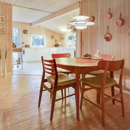 Three-bedroom Holiday In * Hals