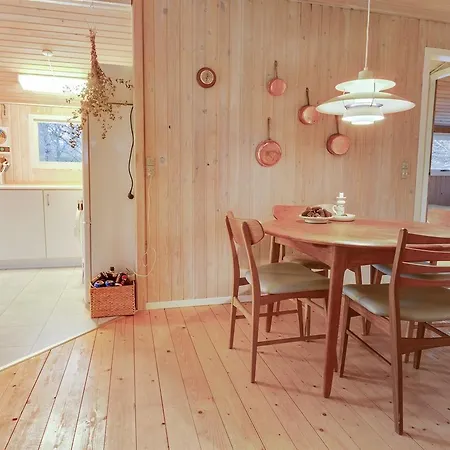 Three-bedroom Holiday In * Hals